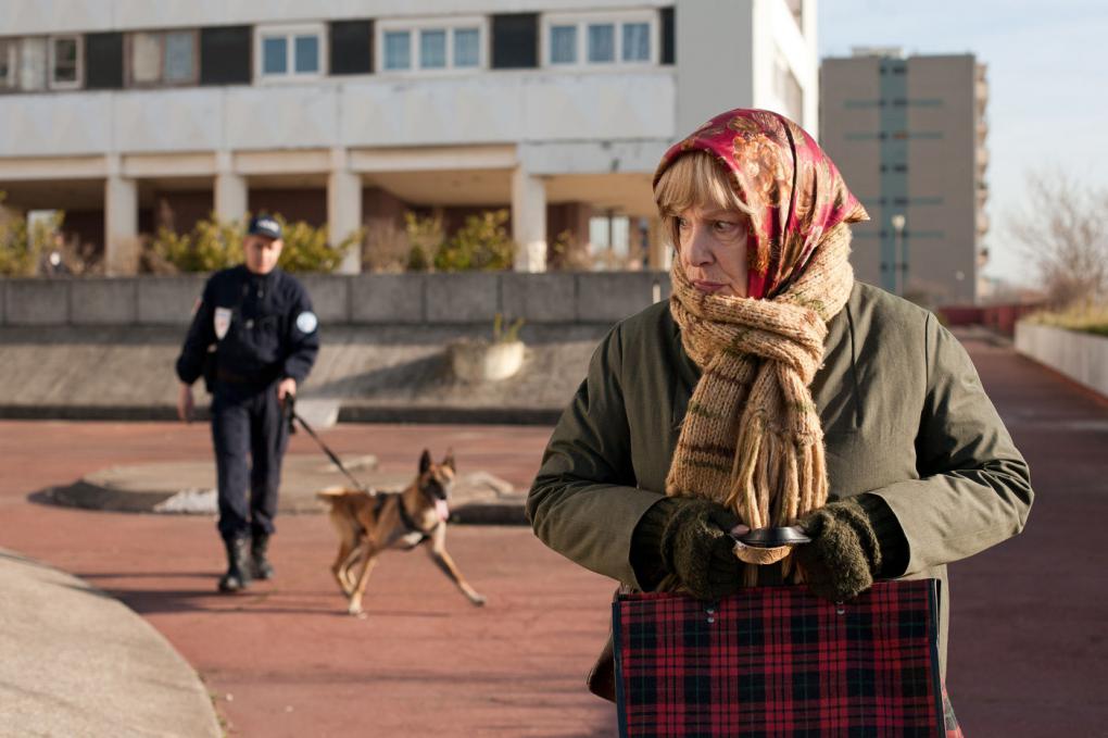 Szenenbild aus 'Paulette' (2012) - Ein Drogenhund reagiert auf den Inhalt von Paulettes Tasche