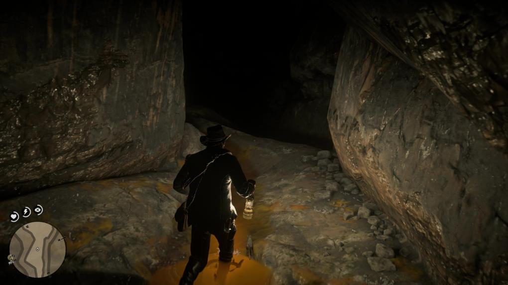 Arthur betritt die Höhle und nutzt seine Lampe in der Dunkelheit. 