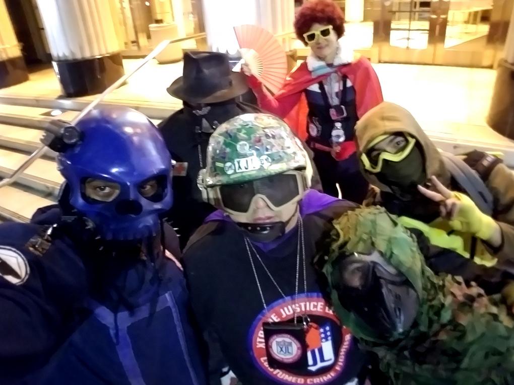 Ein Team der Xtreme Justice League, u. a. mit The Grim, Midnight Highway Man &amp; Mr. Extreme (v.l.)