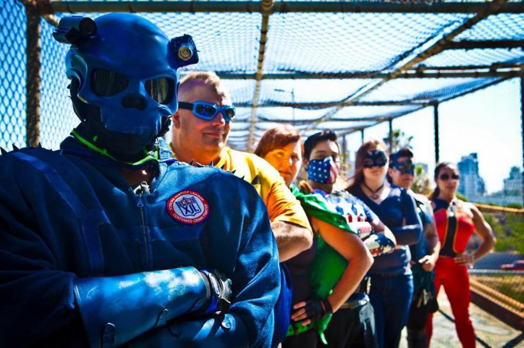 Es ist schwer, neue Mitglieder für die Xtreme Justice League zu finden. Wer sich mit den Zielen, dem Ablauf in der Liga und dem psychischen Stress bei den Einsätzen identifizieren kann, bleibt aber in der Regel länger dabei.