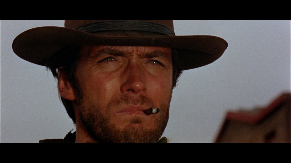 Clint Eastwood schaut grimmig drein.