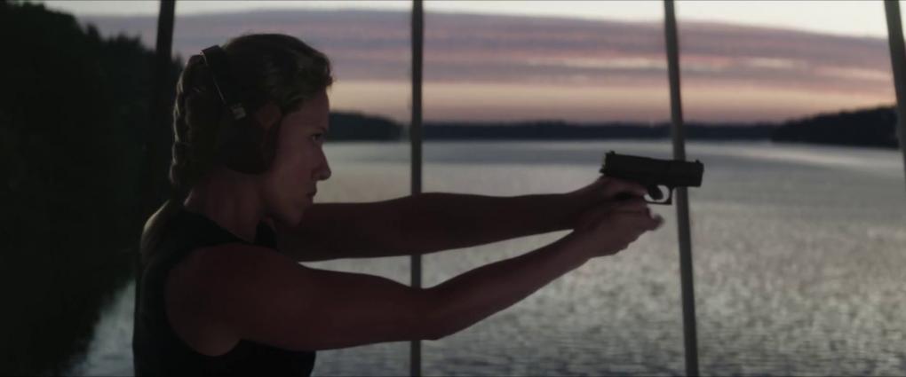Verbissen: Black Widow beim Schießtraining.