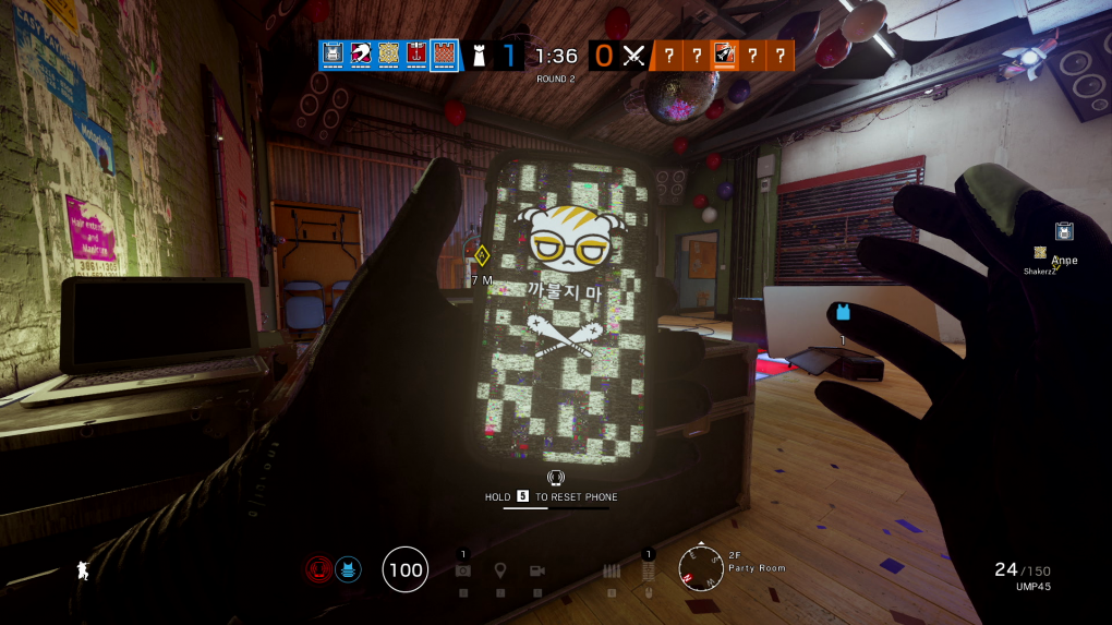 Die Angreiferin Dokkaebi kann die Smartphones ihrer Feinde klingeln lassen. Dadurch sind die Gegner nicht nur abgelenkt, sondern auch für ihre Teammitglieder leicht zu hören.