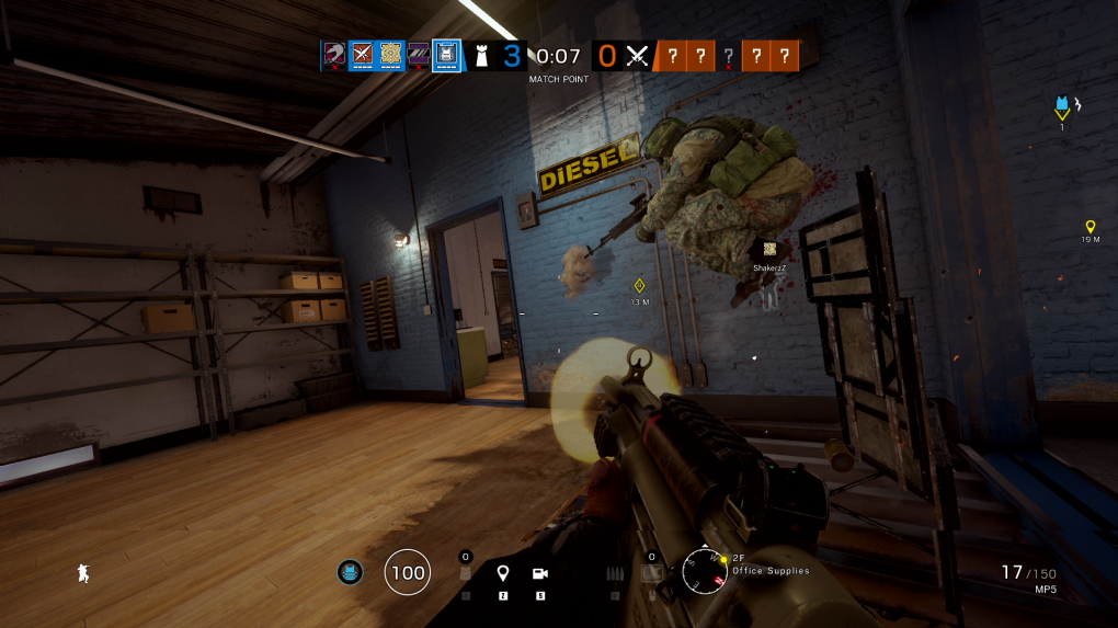 Rainbow Six: Siege lässt sich mit wenigen anderen Online-Shootern vergleichen. Unüberlegte Aktionen wie hier von unserem Feind werden sofort bestraft.