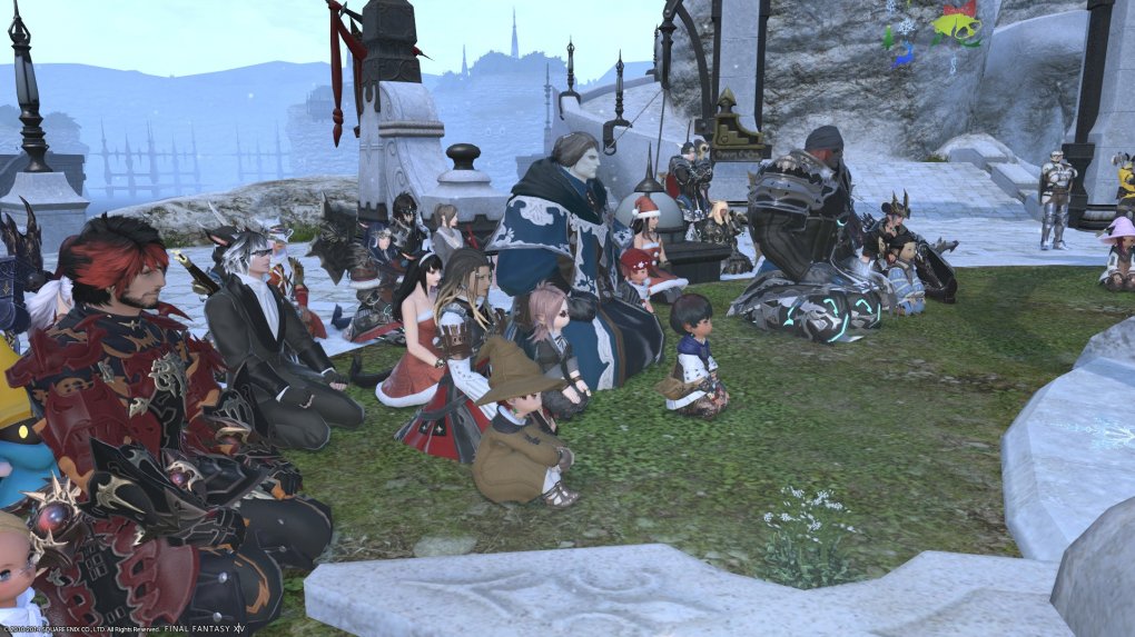 <strong>Versammlung für den Barden: Freunde und Fremde aus Final Fantasy 14 erweisen die letzte Ehre<br>
&nbsp;</strong><br>
Es war im Dezember 2014. Ein User namens „Pattmyn“ postete auf Reddit einen Beitrag über seinen Freund, der sich gerade im Krankenhaus befand. Dieser war als&nbsp;„Codex Vahlda“ im MMORPG Final Fantasy 14 bekannt und spielte einen Barden. Leider erlitt er einen Hirntod auf der Intensivstation. Sein Zustand hatte sich zuvor durch Nierenversagen massiv verschlechtert – und das, obwohl mit seinem Bruder bereits ein Spender gefunden war. „Pattmyn“ schrieb, dass Maschinen seinen Freund noch am Leben erhalten würden, damit seine Familie Abschied nehmen könne. Berührt von dieser Situation taten es Spieler auf dem Server gleich: Sie versammelten und knieten vor dem Haus der Gilde, der „Codex Vahlda“ angehörte. Die meisten von ihnen waren Fremde und hatten noch nie Kontakt zu dem Barden gehabt. Erst war es nur eine Handvoll Spieler, doch mit der Zeit wuchs die Menge derart an, dass die Grafik-Engine des Spiels Mühe hatte, Schritt zu halten. Auf anderen Servern gab es ähnliche Versammlungen. An einem Strand, der nicht weit vom Haus weg lag, veranstalteten die Spieler mit Hilfe von Zaubersprüchen ein Abschiedsfeuerwerk. Ein paar Stunden später, am 21. Dezember 2014, stellten die Ärzte die lebenserhaltenden Maschinen schließlich ab. „Pattmyn“ berichtete daraufhin im Spielforum, dass die Familie von der Aktion im Spiel erfahren hatte. Auch wenn Hunderte von Kilometern zwischen „Codex Vahlda“ und seinen Mitspielern lagen, war Final Fantasy 14 zumindest virtuell ein Ort, wo sie gemeinsam mit dieser Geste Anteilnahme zeigen konnten.<br>
 