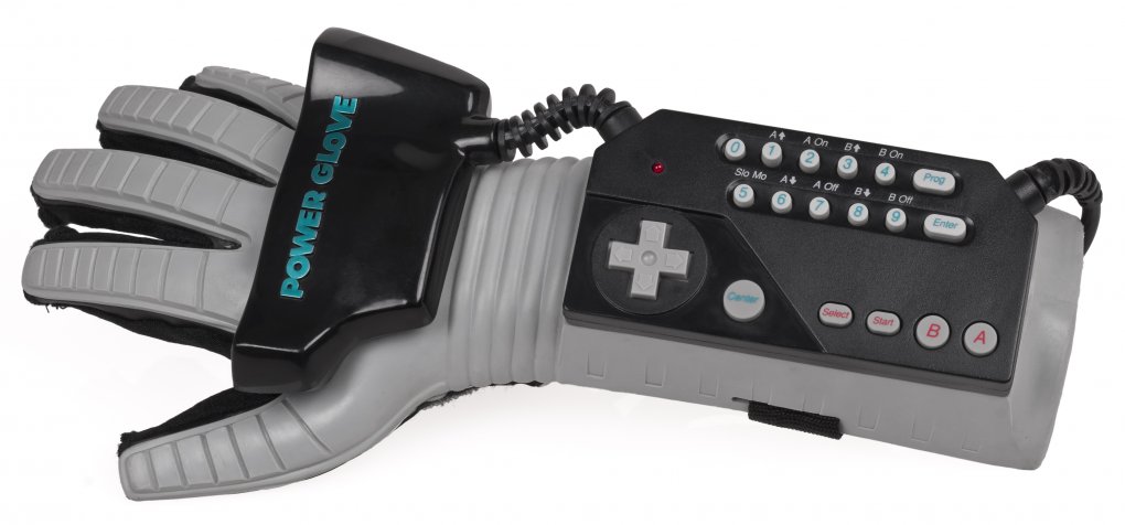 Mit dem Power Glove versprachen Nintendo und Mattel 1989 das Eintauchen in die virtuelle Realität. Doch das Endergebnis war ernüchternd, denn der Plastikhandschuh funktionierte nur bei zwei speziell dafür entwickelten Spielen: Super Glove Ball und Bad Street Brawler.
