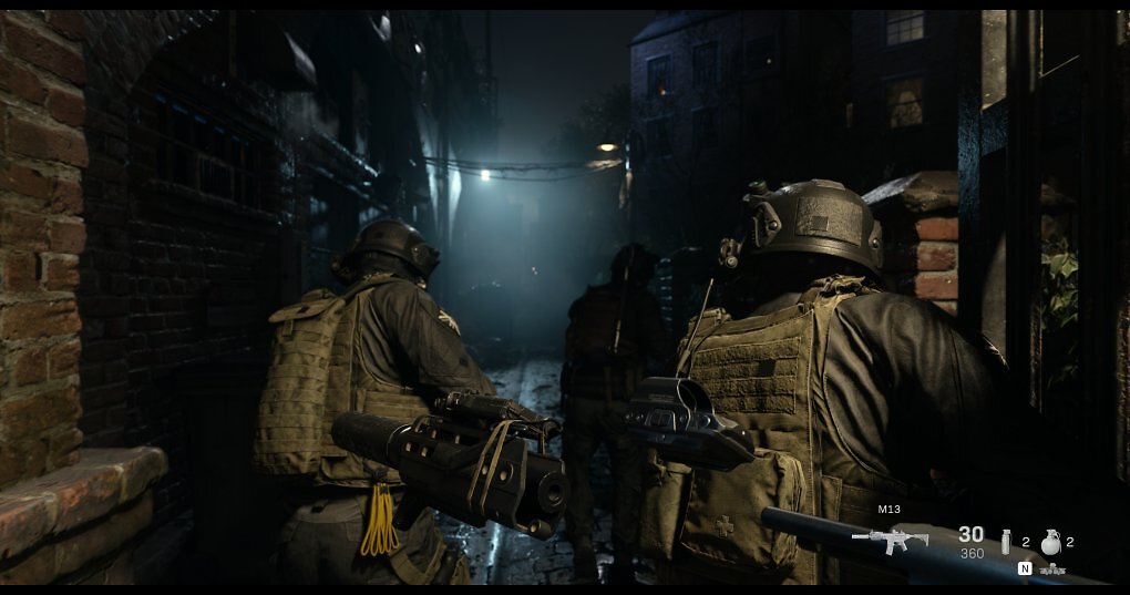 Ein SAS-Team schleicht durch eine Londoner Gasse.