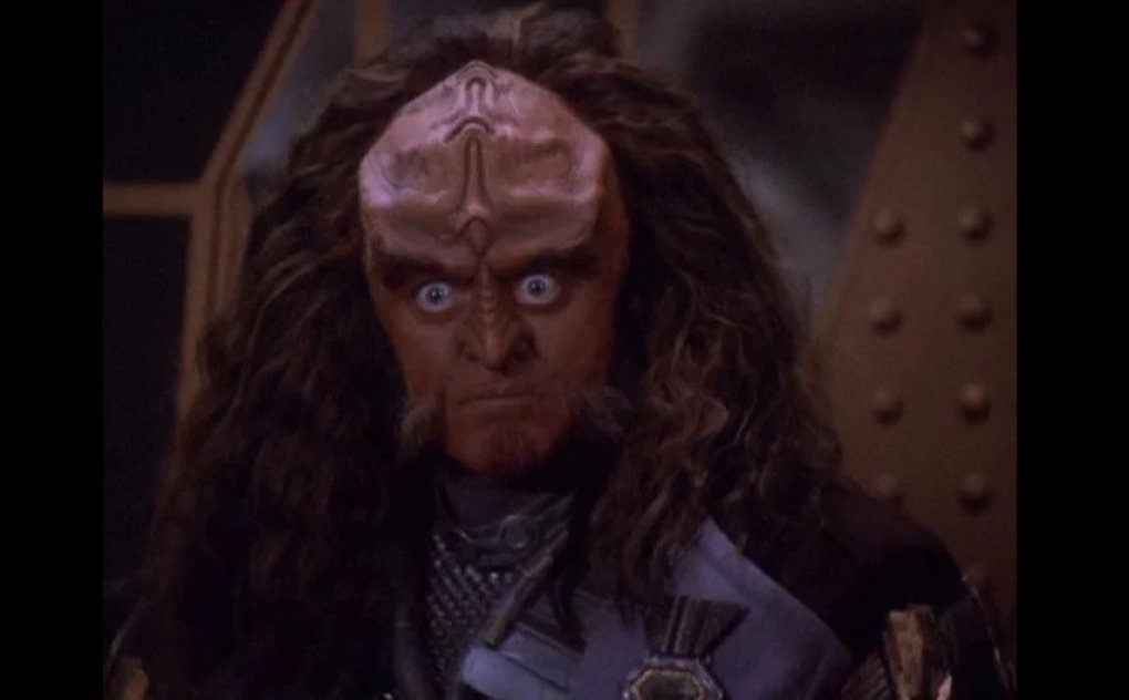 Gowron, wie er leibt und lebt: Ohne seinen charakteristischen wilden Blick wäre der inkompetente und machtgierige Kanzler nur halb so unterhaltsam. <br> &nbsp;