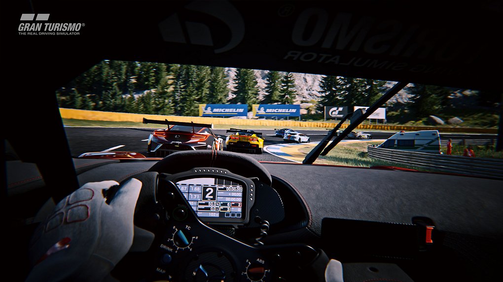 Spieler verfolgt Fahrzeuge aus der Cockpit-Ansicht