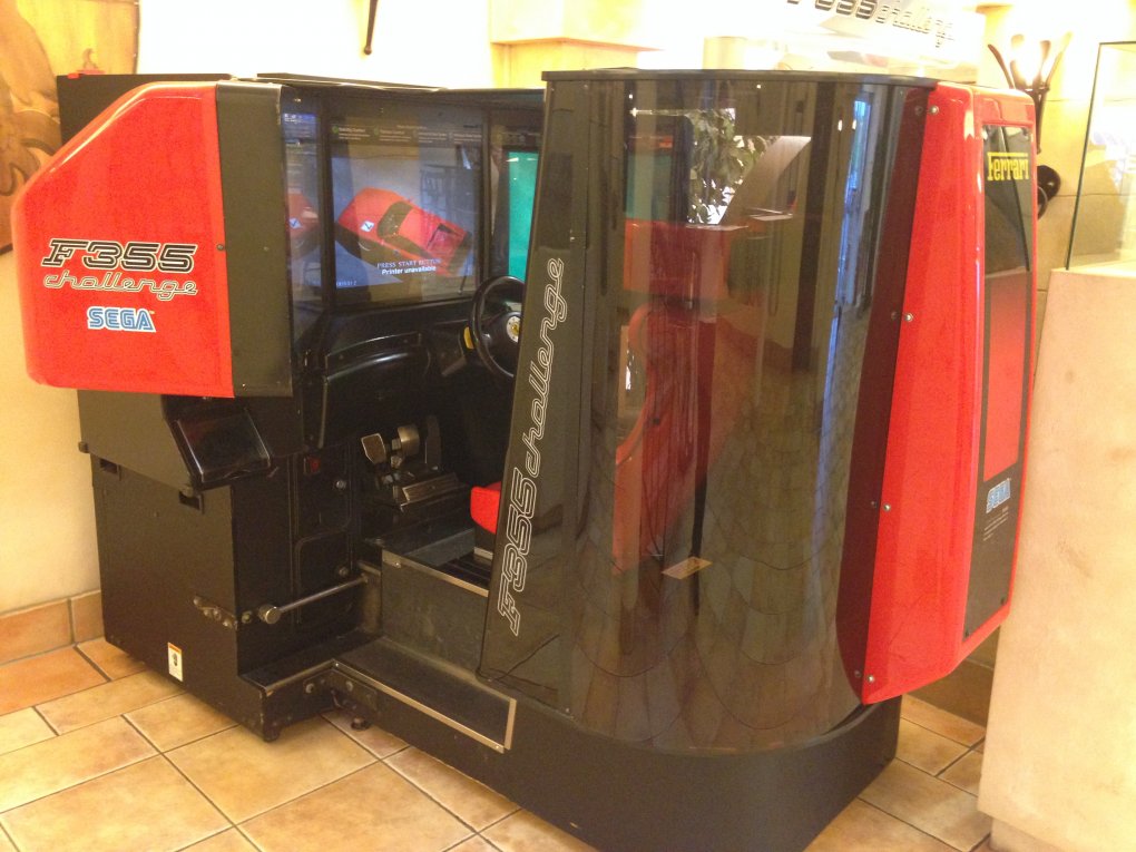 Der Arcade-Automat von F355 Challenge sorgte aufgrund von drei Bildschirmen für Aufsehen. Jeder Screen wird von einer eigenen Naomi-Platine „bespielt“; ein viertes Naomi-Board kümmert sich darum, dass alles miteinander harmoniert.