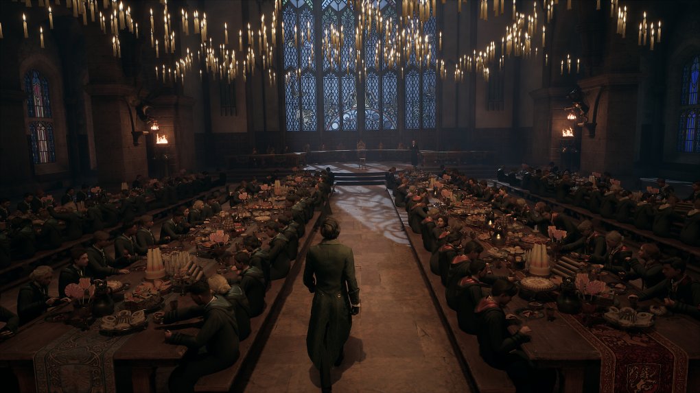 Charaktere sitzen im großen Saal der Zauberschule Hogwarts
