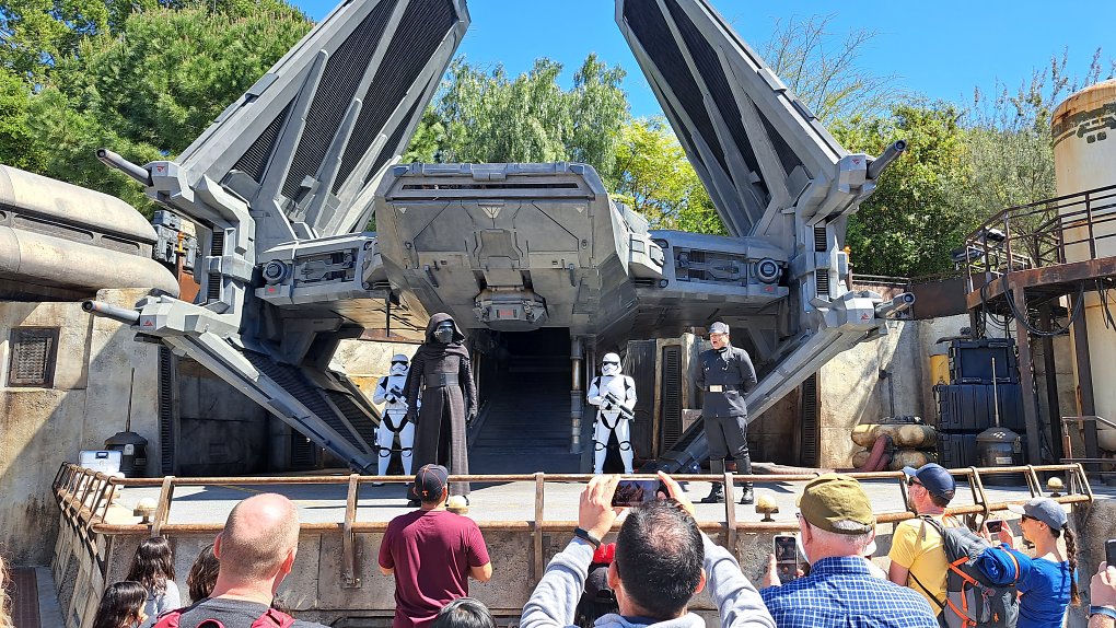 Bühne mit Kylo Ren, Sturmtruppen und TIE Echelon.