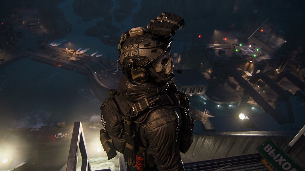 Ein Soldat aus Call of Duty steht über einer Art Militärbasis.