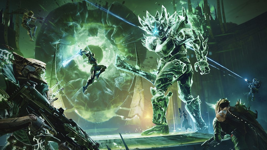 Der Spielercharakter aus Destiny 2 springt mit dem Schwert in der Hand einem Gegner entgegen.