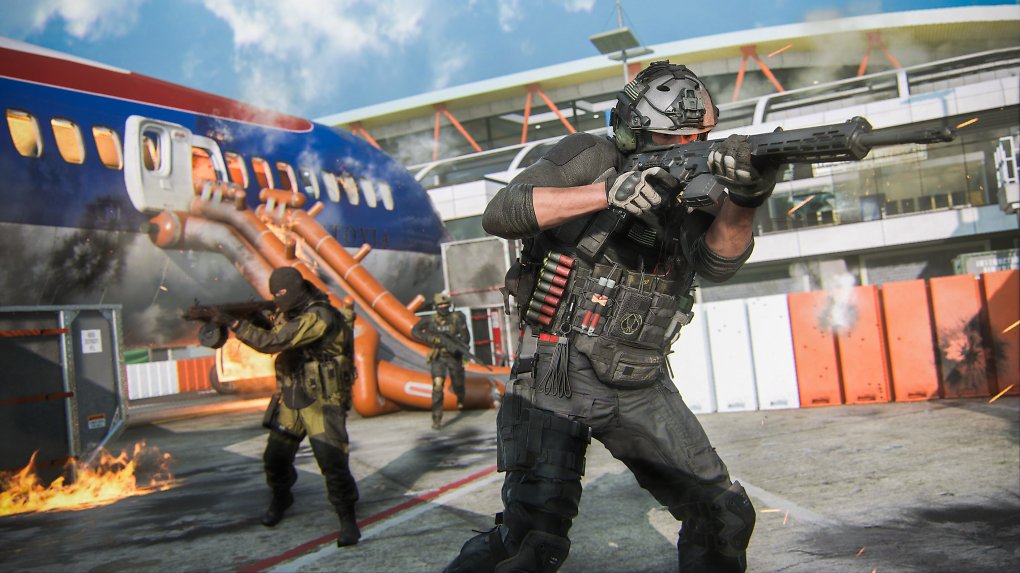 Soldaten schießen an einem Flughafen.