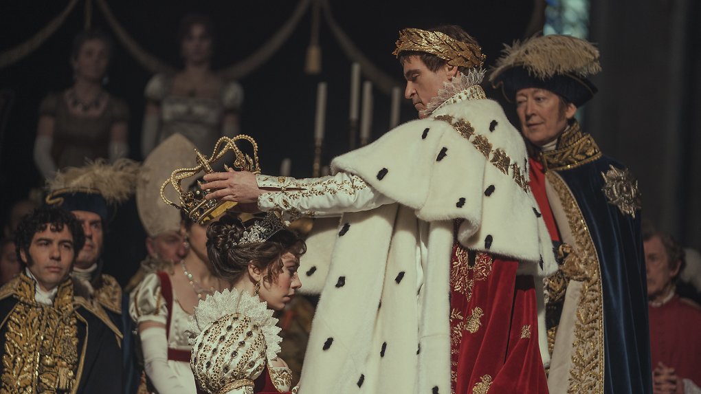Szene der Kaiserkrönung aus dem Kinofilm Napoleon mit Joaquin Phoenix und Vanessa Kirby.