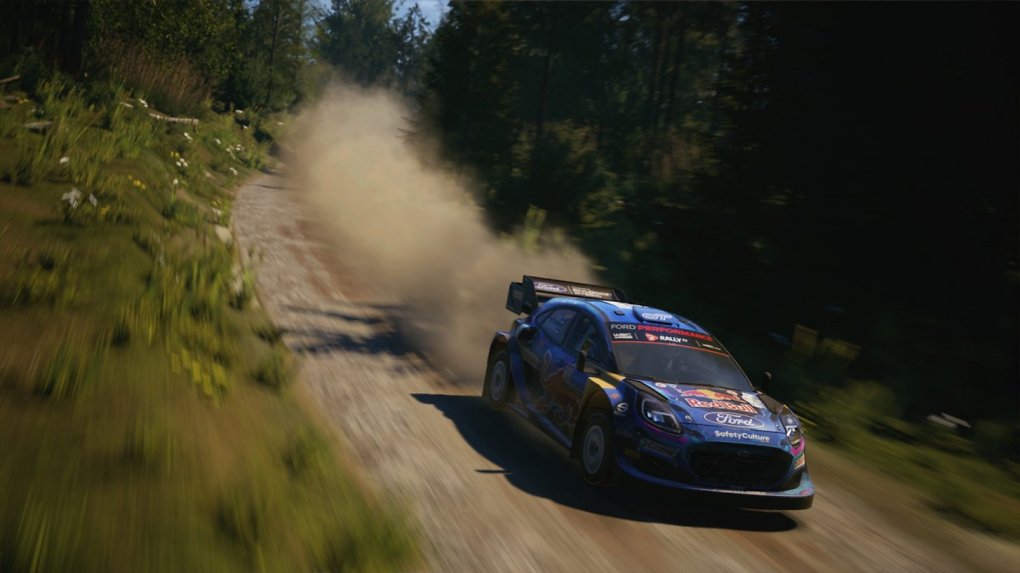 Ein Rallye-Auto rast über eine Schotterpiste