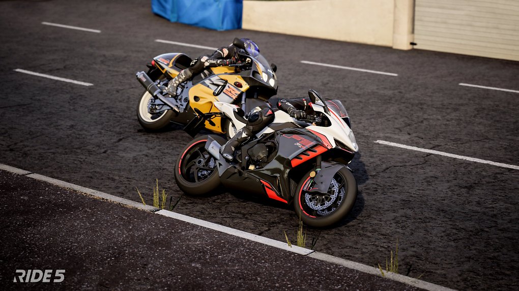 Duell zwischen zwei Motorradpiloten auf der Strecke