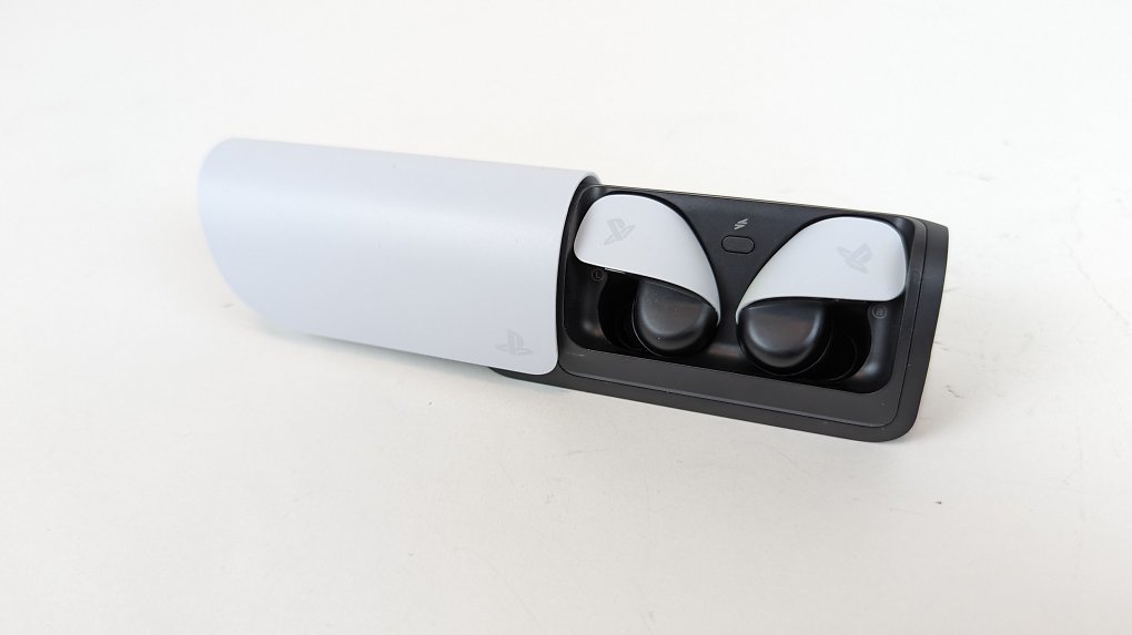Playstation Pulse Explore Wireless Earbuds in der Ladebox