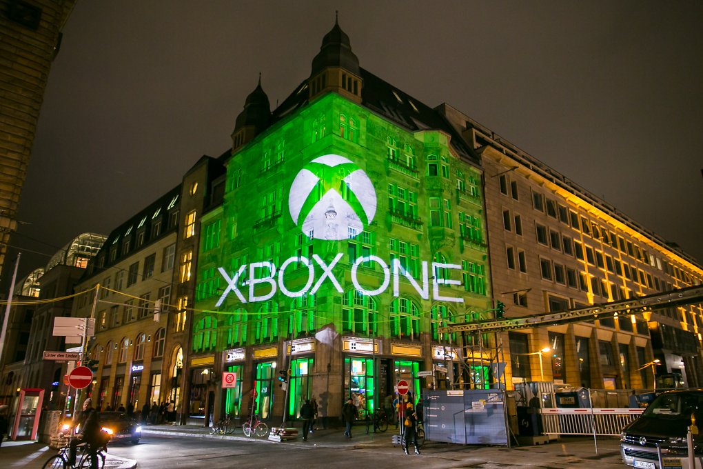 Logo der Xbox One auf einem Gebäude
