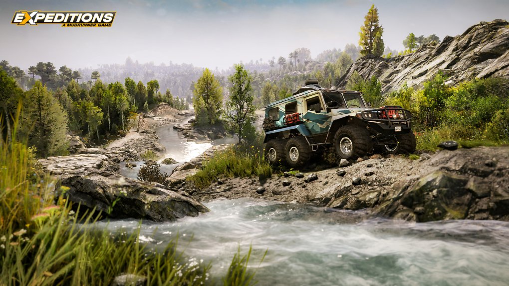 Eine waldig und bergige Landschaft, ein kleiner Fluss läuft von oben nach unten durch das Bild, reichts fährt ein Jeep am Ufer entlang.