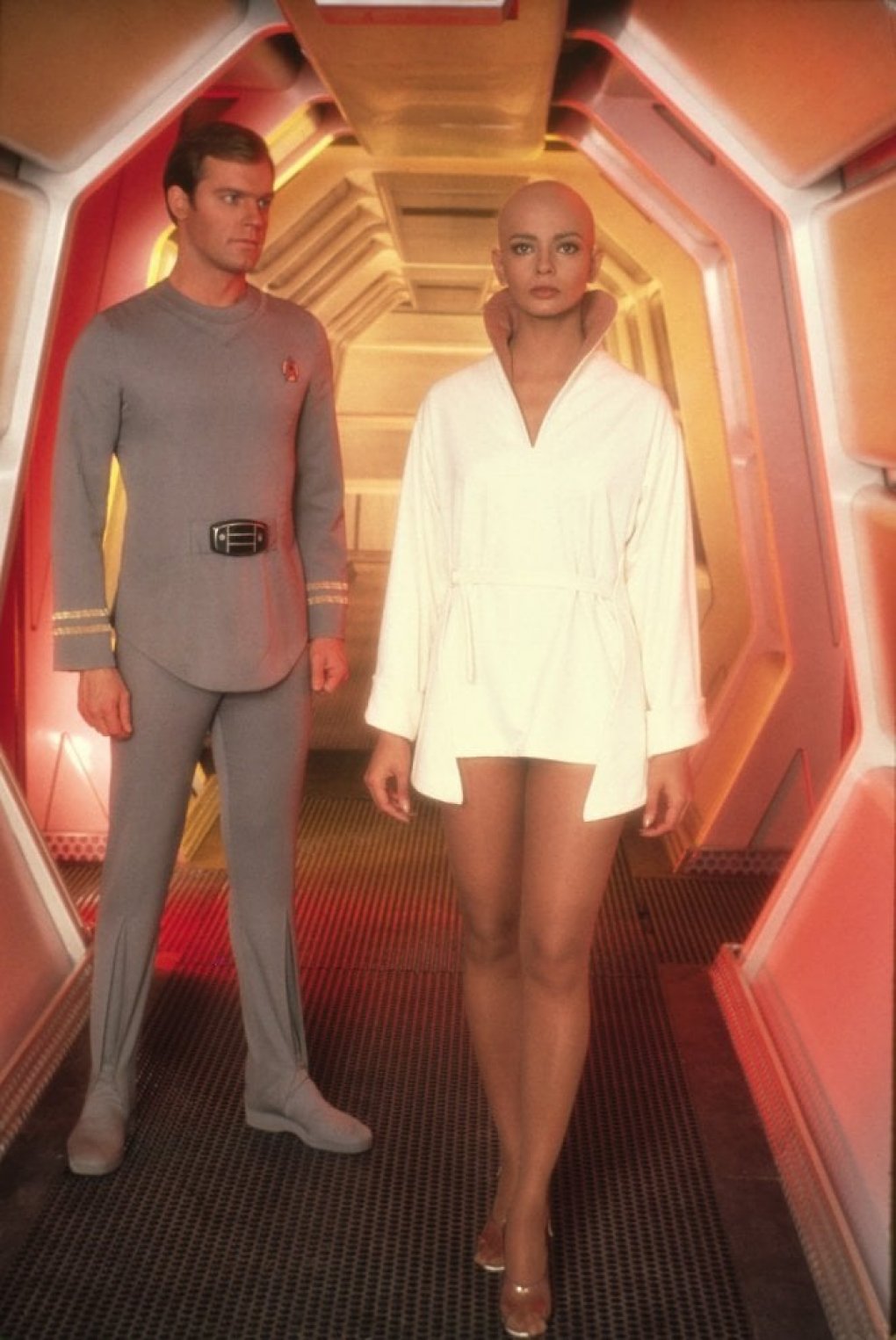 In seinem Roman zum Film findet Gene Roddenberry unbeschreibliche Worte für Roboterfrau Ilia.