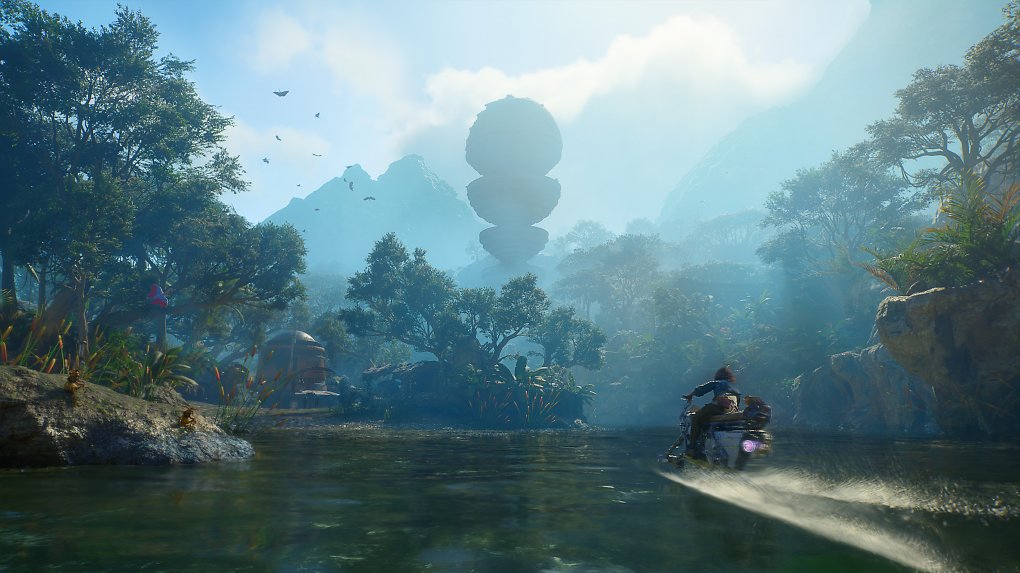 Kay rasst auf einem Speederbike über einen See auf einem grünen Planeten.