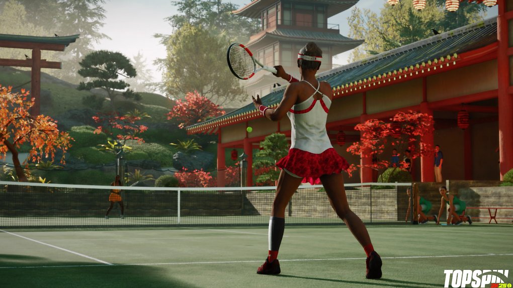 Eine Spielerin auf einem Tennisplatz umgeben von japanischen Gebäuden