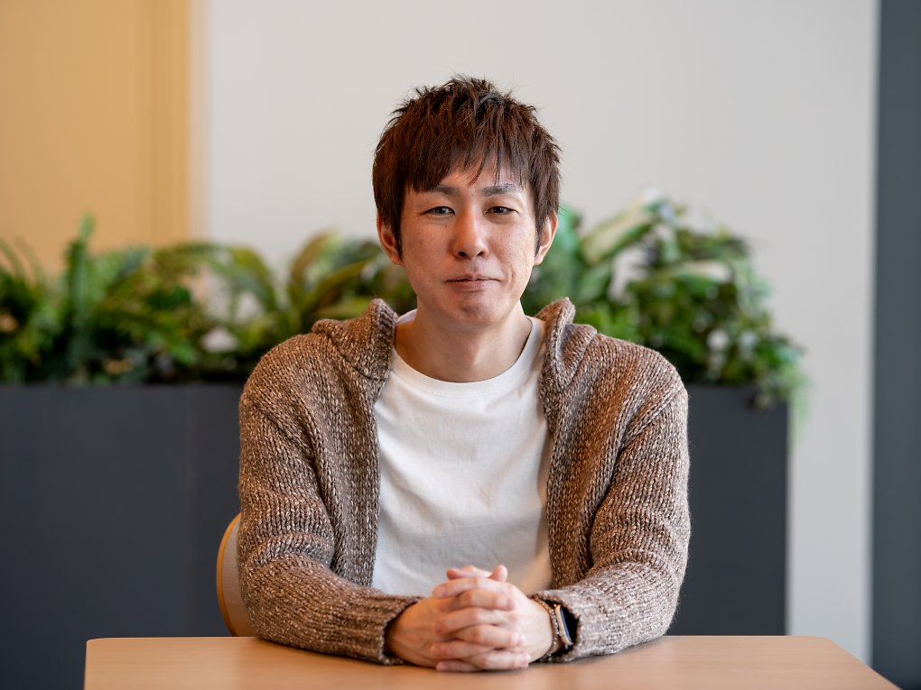Man sieht Takeo Kujiraoka. Er ist der Director für die DLC-Erweiterung The Rising Tide und fungierte bei der Entwicklung des Hauptspiels als einer der Spieldesigner für die Esper-Schlachten.