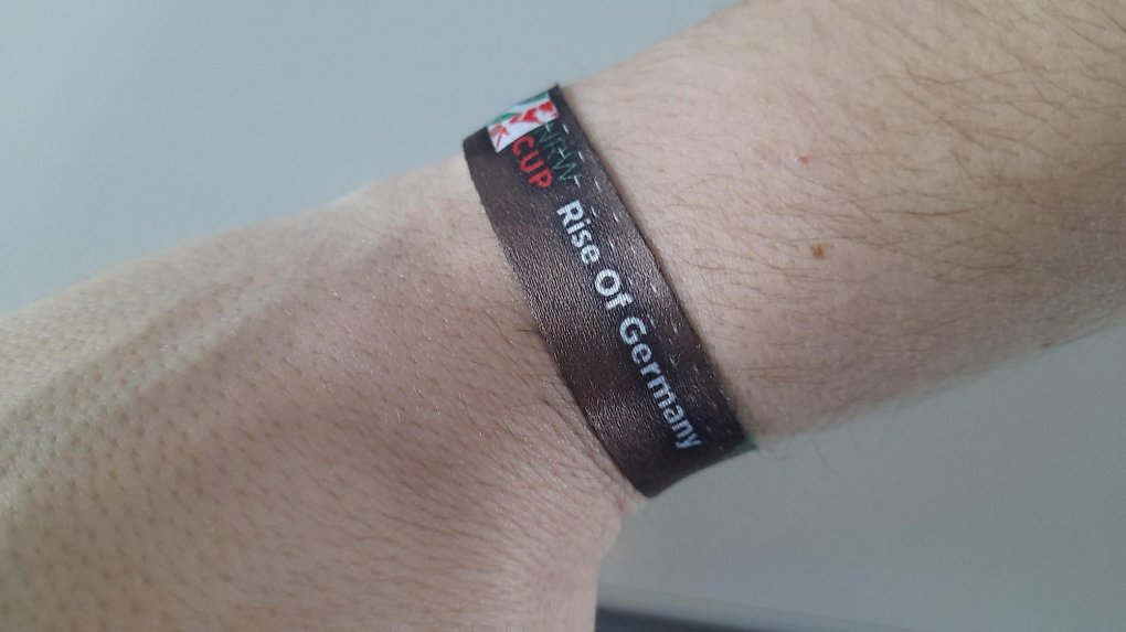 Das Armband für den Einlass beim Event