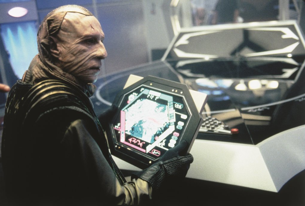 Fiesling Ru'afo mit einem Padd, dem Tablet der Zukunft