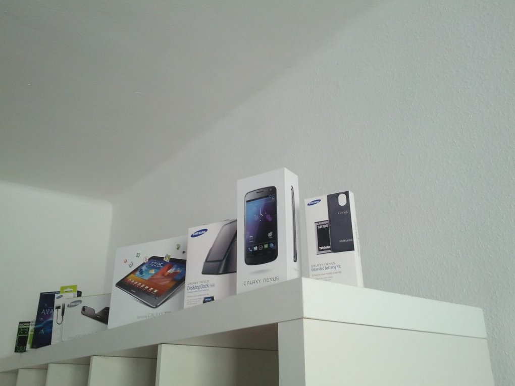 Kartons verschiedener Smartphones und Tablets auf einem Ikea-Regal