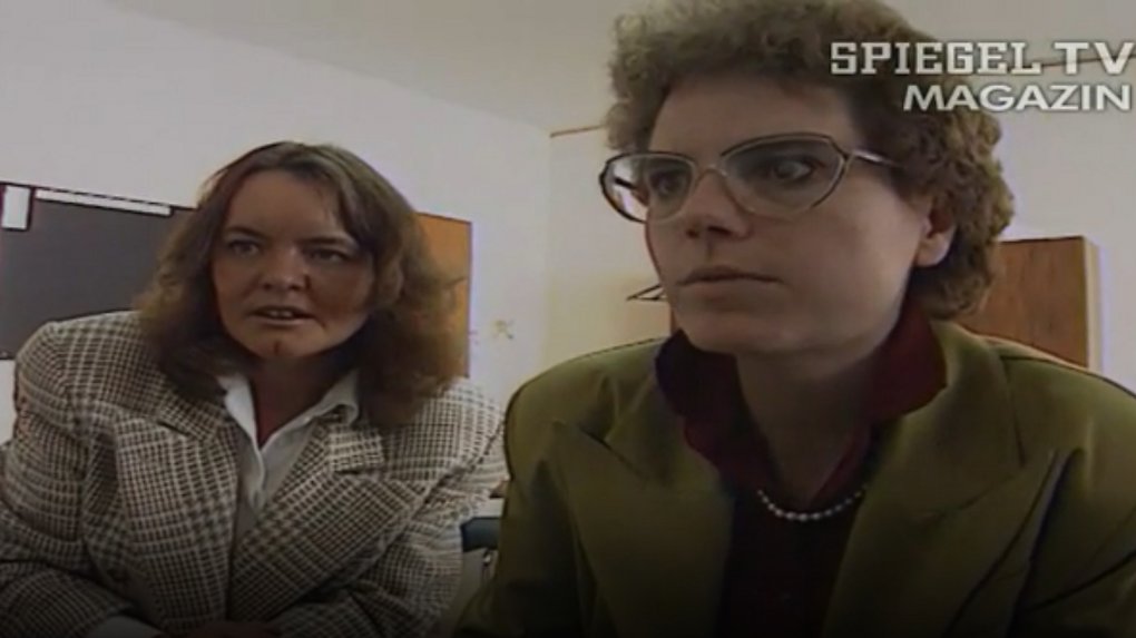 BPjS-Leiterin Elke Monssen-Engberding (links) im Jahr 1991. Sie und eine Kollegin, beide noch mit 80er-Jahre-Gedenk-Schulterpolstern, verzweifeln am Schwierigkeitsgrad eines Kriegsspiels.