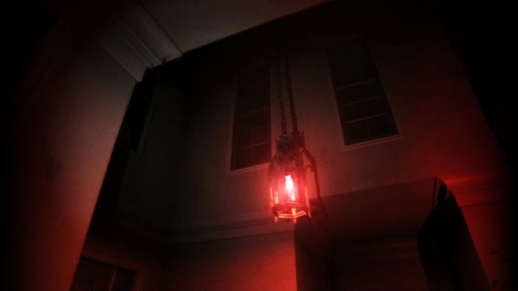 Eine rot glühende Laterne an der Decke