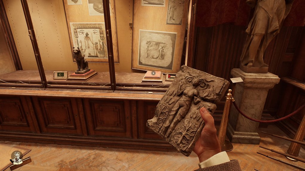 Im Museum sortieren wir Ausstellungsstücke ein.