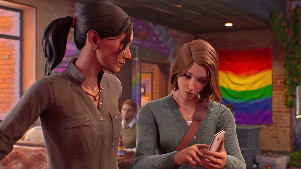 Max und Safi vor einer Regenbogenflagge