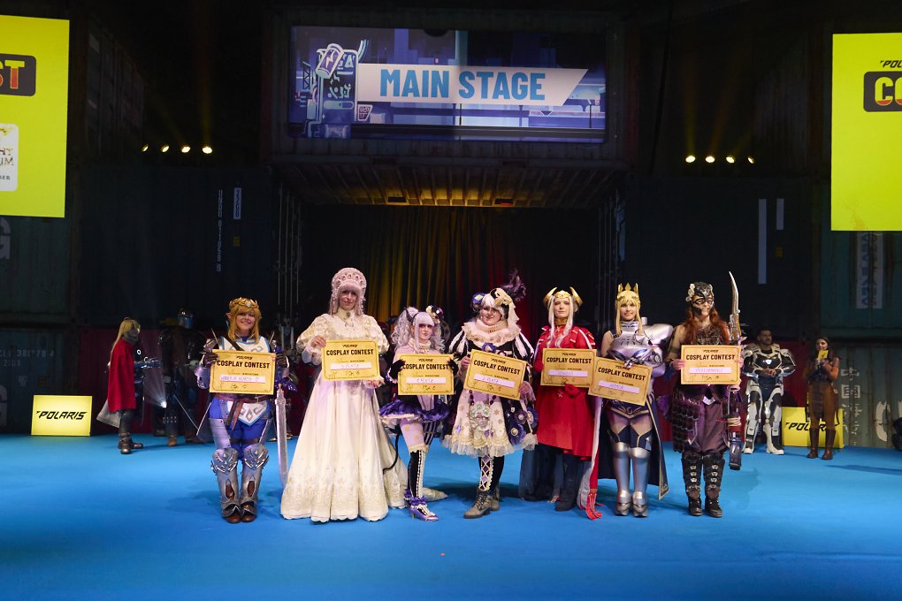 Die Gewinner des Cosplay-Wettbewerbs stehen gemeinsam auf der Bühne