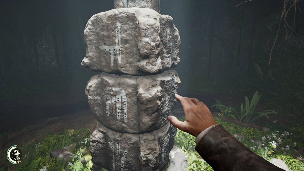 Indy betätigt eine Rätselsäule aus uraltem Gestein.