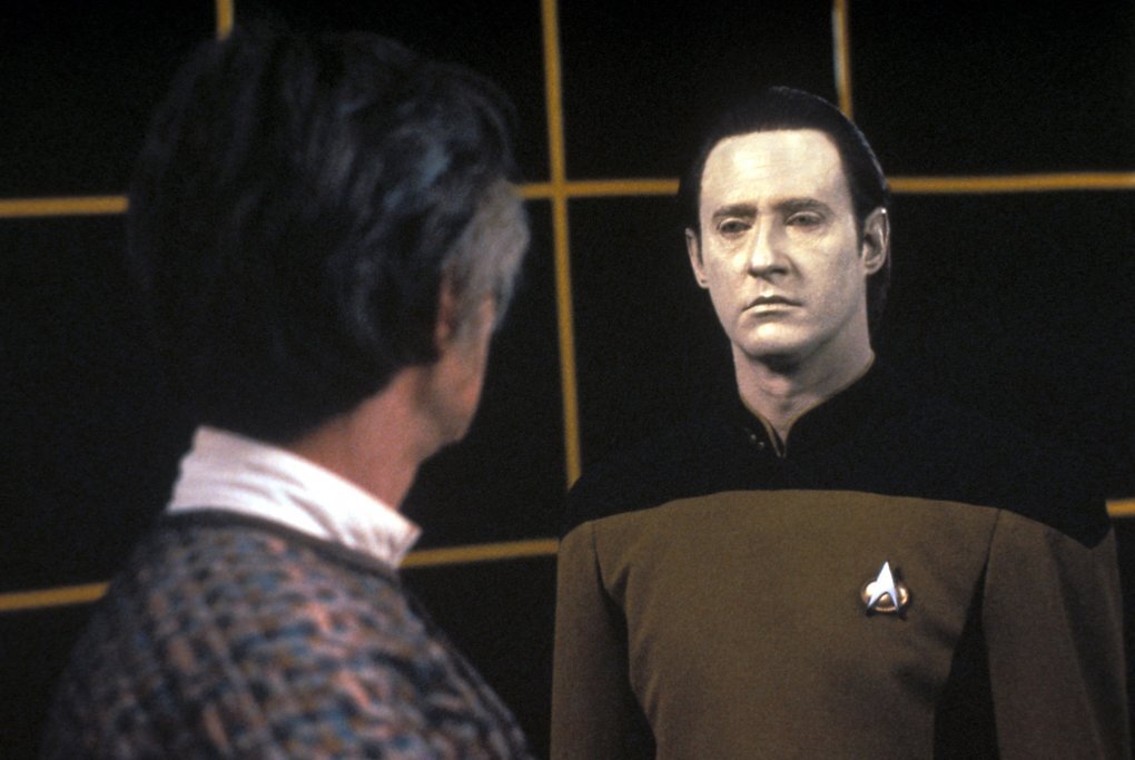 Datas Schöpfer Dr. Noonien Soong versucht, seinem Sohn die komplizierte Familiengeschichte zu erklären.