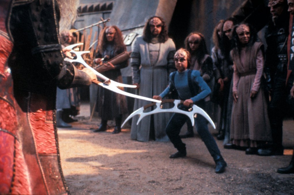 Worfs Sohn Alexander besucht ein klingonisches Volksfest.