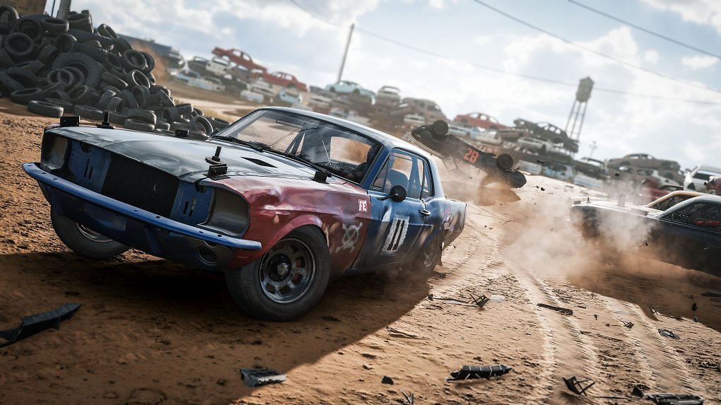 Ein Fahrzeug fährt über einen Schrottplatz in Wreckfest 2