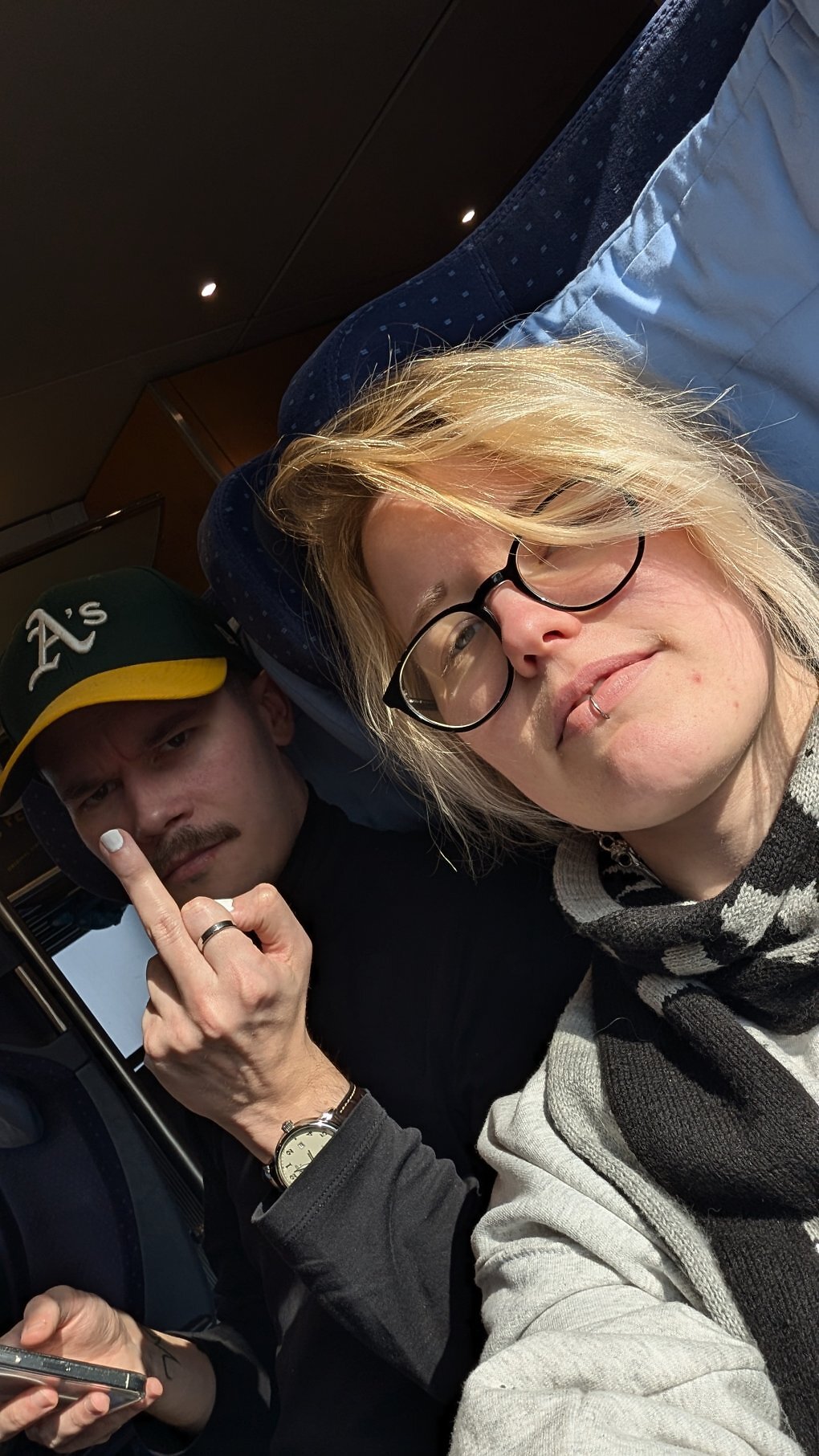 Zwei Personen im Zugmit Stinkefinger