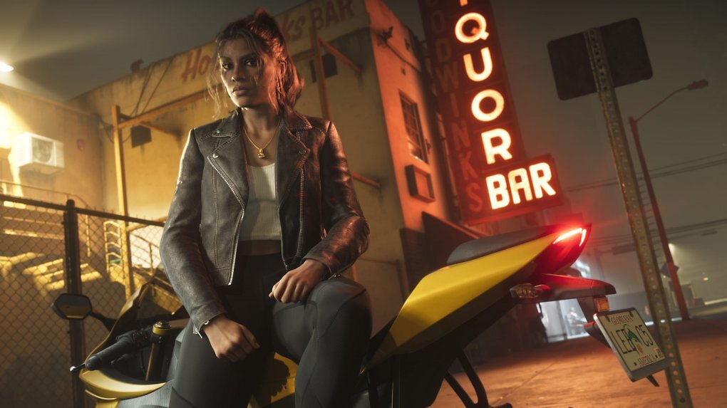 Lucia Caminos - Protagonistin in GTA 6 - sitzt auf einem stehenden Motorrad.