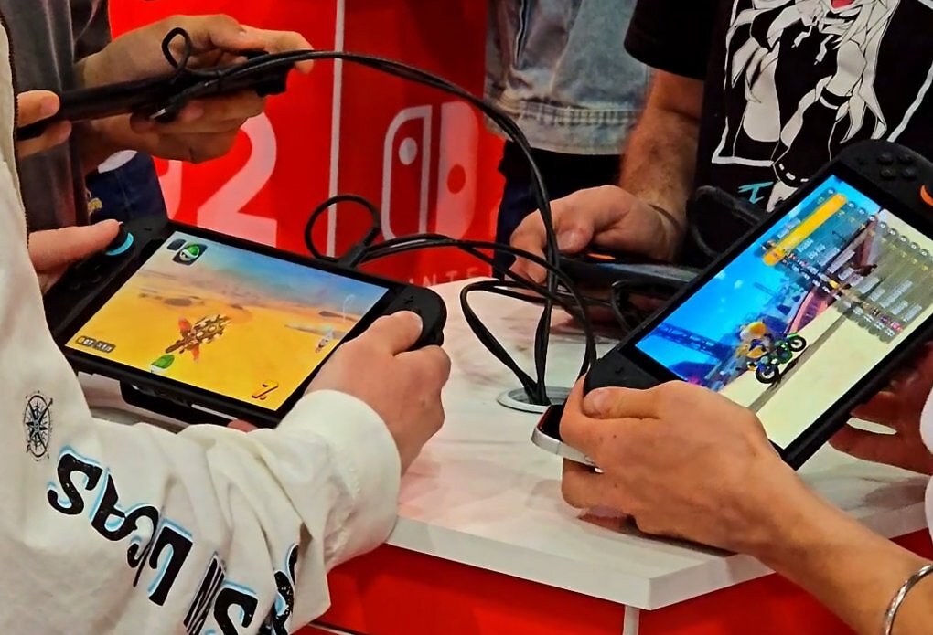 Besucher der Dokomi spielen Nintendo Switch 2.