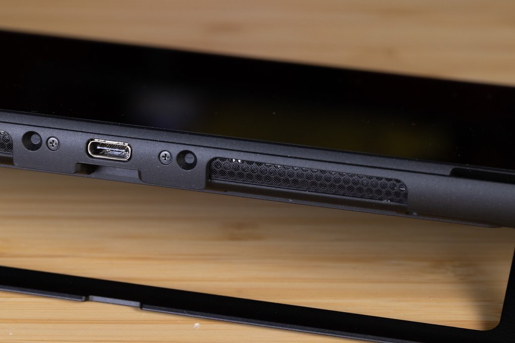 Die Oberseite der Switch 2 in der Nahaufnahme zeigt den oberen USB-C-Anschluss und den Lüfterauslass.