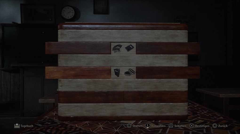 Eine braun-weiße Puzzlebox mit verschiebbaren Plättchen, unter denen Symbole erscheinen.