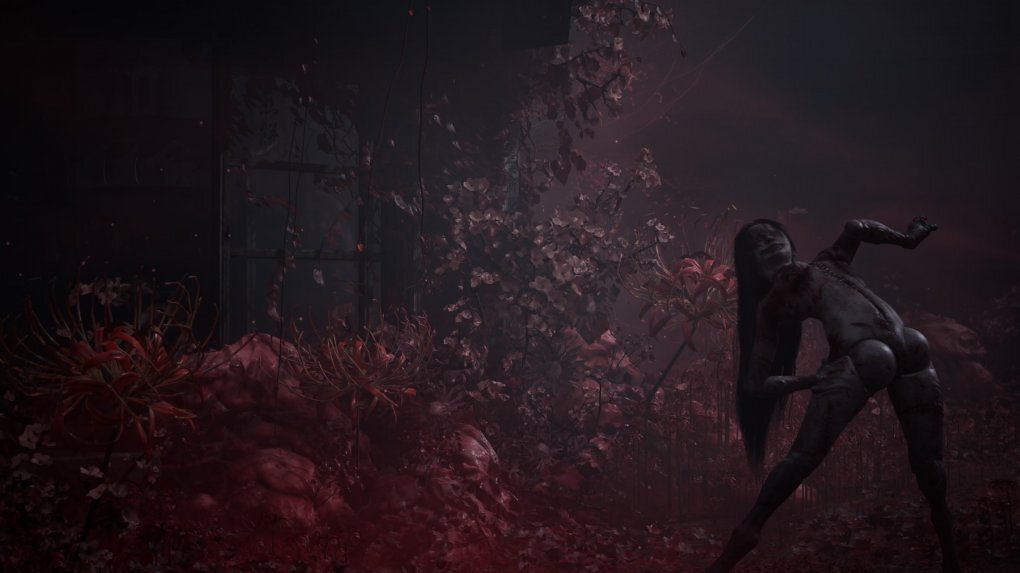 Ein mit roten Pflanzen überwuchertes Haus in Silent Hill f. rechts steht eines der Puppen-Monster.