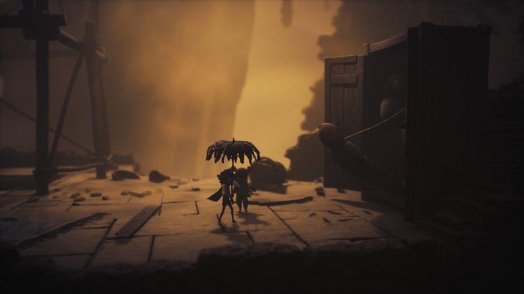 Low und Alone stehen vor einem geöffneten Schrank mit einem Regenschirm in der Hand.