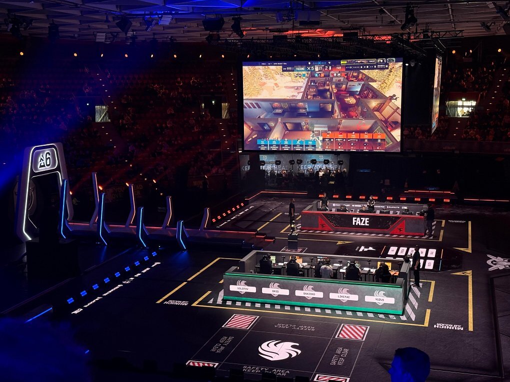 Wie man es von deutschen E-Sport-Events gewohnt ist, war die Bühne beim Major in München beeindruckend aufgebaut.
