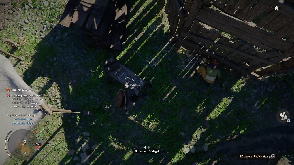 Der Protagonist steht vor einem Tisch, auf dem ein Hammer liegt.